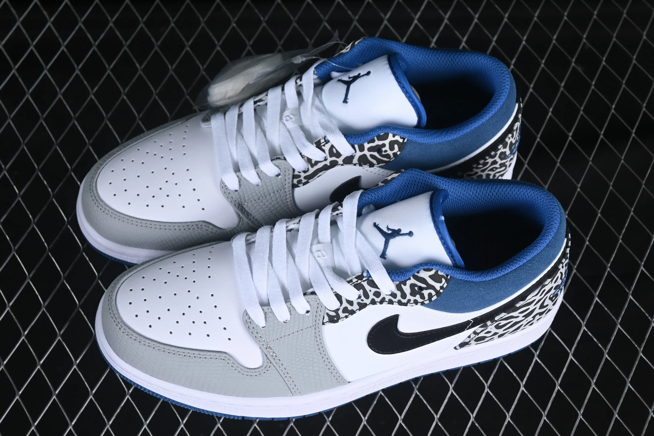 All categories Air Jordan Jordan series basketball shoes Air Jordan 1 Low Air Jordan 1 Low "True Blue" AJ1 Joe 1 burst white and blue color low-top basketball shoes DM1199-140